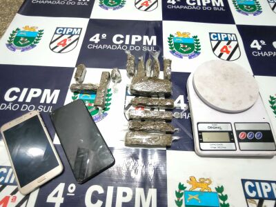 Imagem da notícia Homem tenta fugir, cai e acaba preso pela PM por tráfico de drogas em Chapadão do Sul